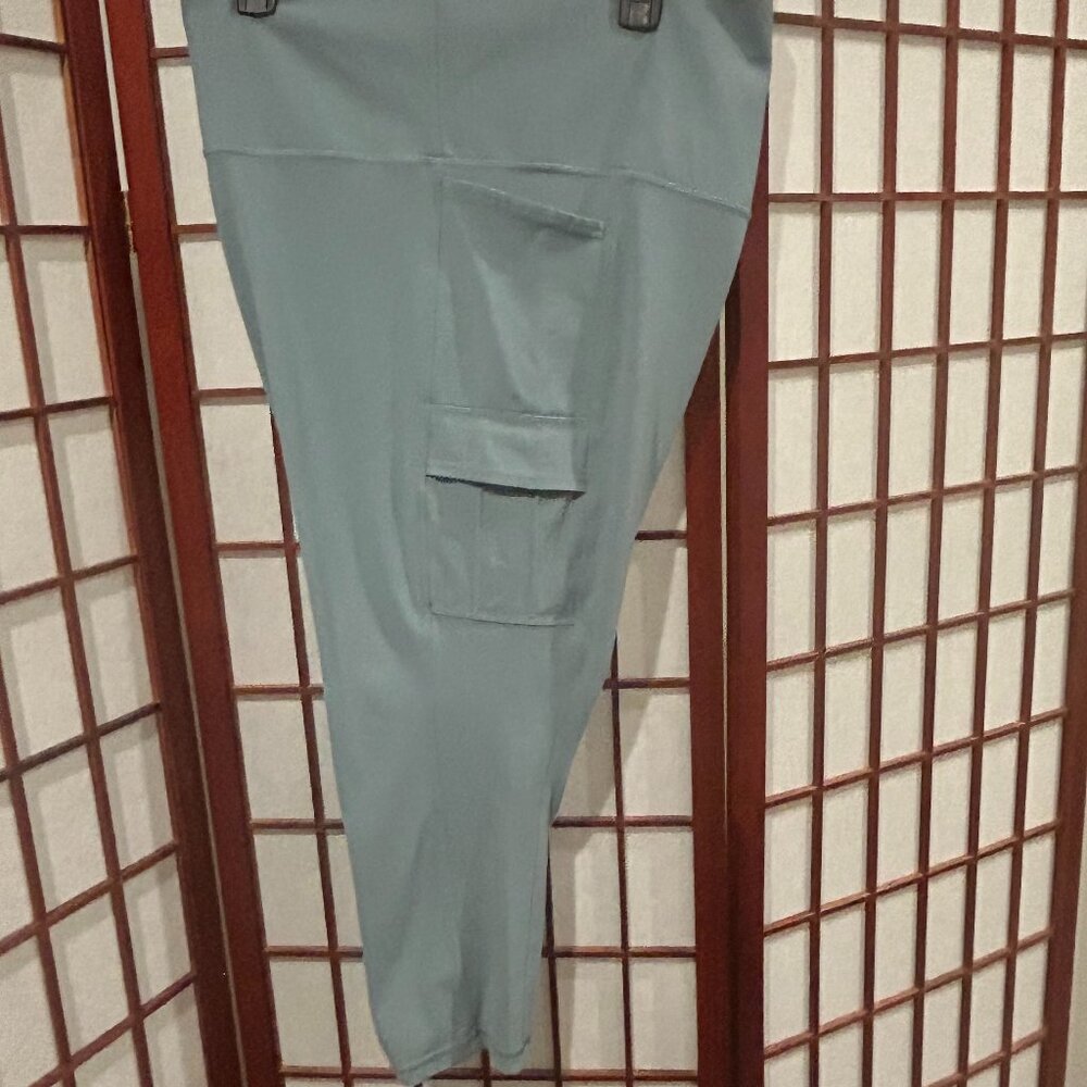 ATHLETA- Salutation Cargo 7/8 Tight Legging